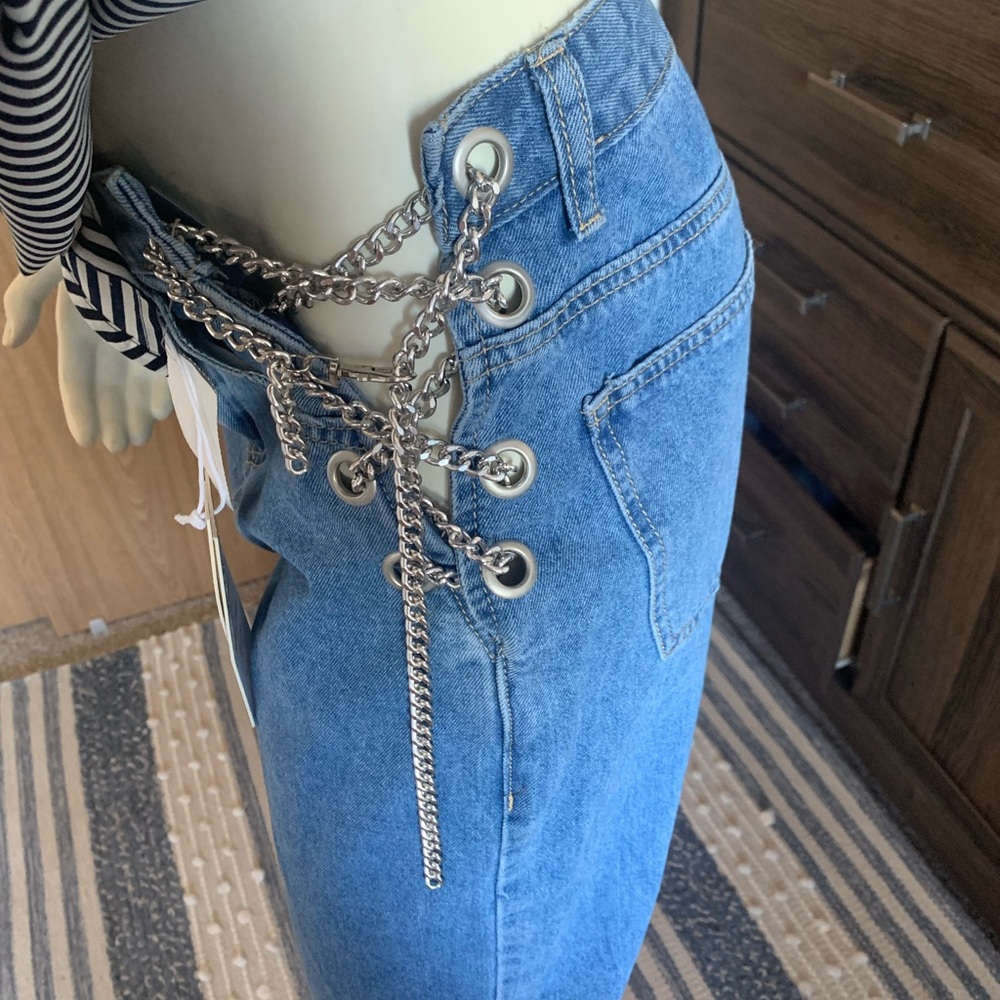 Skinny Fries Mom Jeans. Non stretchable. Washed looking denim